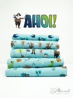 MrsMintdesign Ahoi Baumwolljersey hellblau Papagai Affe Hai Oktopus Palme Piratenschiff h 2 Typo
