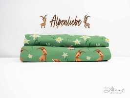 MrsMintDesign Alpenliebe Baumwolljersey Wiesenblumen Kuehe Steinboecke Ziege Floral gruen 345603 346603 q2 Typo